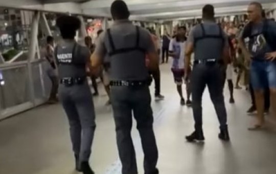 Vendedores ambulantes entram em briga com seguranças em estação do metrô de Salvador