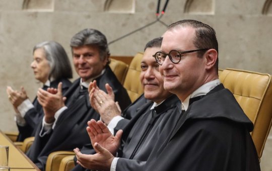 Cristiano Zanin ao lado de de outros ministros do STF