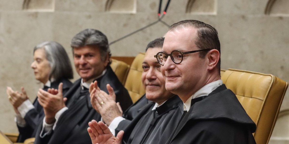 Cristiano Zanin ao lado de de outros ministros do STF