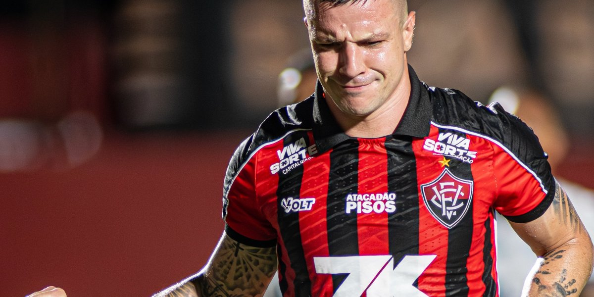 Renato Kayzer comemora seu gol na vitória por 2 a 1 sobre o Bahia