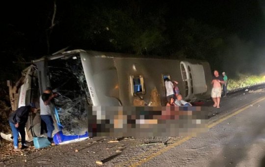 Ônibus que seguia para a Bahia tomba em Pernambuco e deixa ao menos 15 mortos