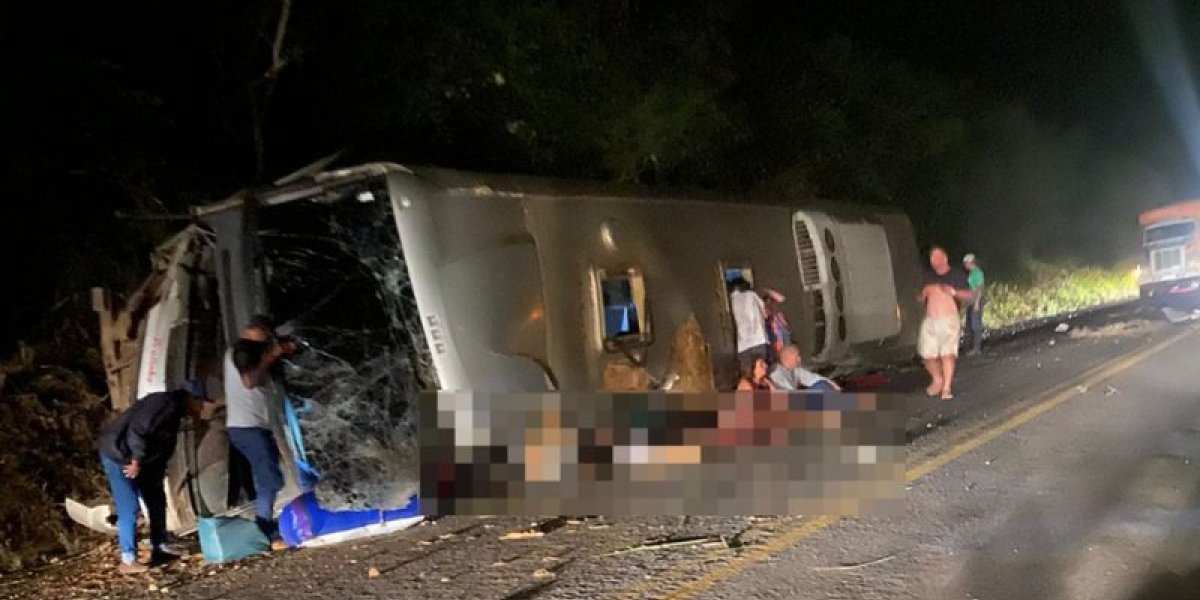 Ônibus que seguia para a Bahia tomba em Pernambuco e deixa ao menos 15 mortos