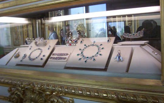 Roubo de joias de Napoleão fecha o Museu do Louvre; crime durou apenas sete minutos