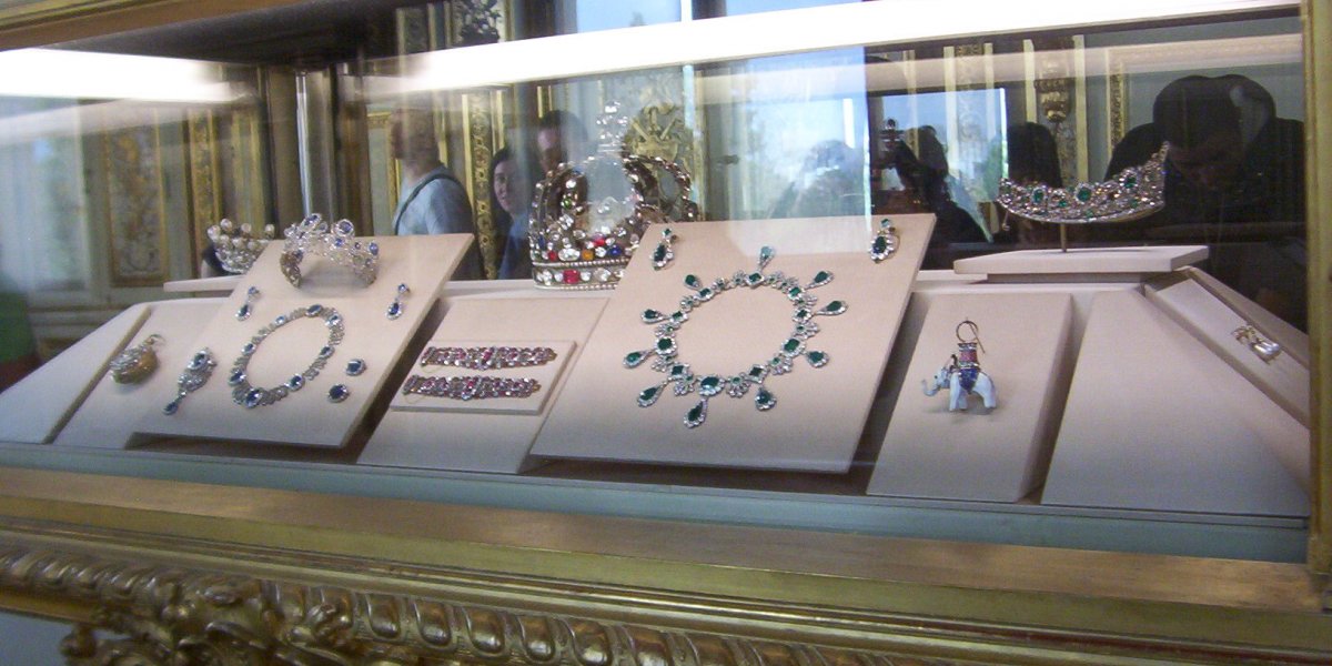 Roubo de joias de Napoleão fecha o Museu do Louvre; crime durou apenas sete minutos