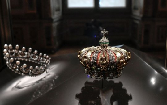 Coroa de imperatriz francesa é encontrada na rua após roubo no Museu do Louvre