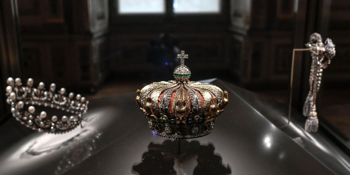 Coroa de imperatriz francesa é encontrada na rua após roubo no Museu do Louvre