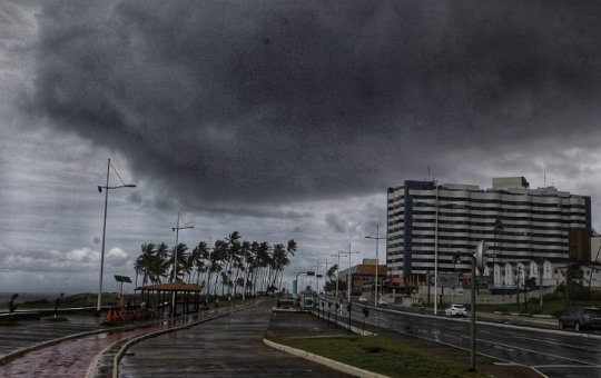 Inmet emite alerta laranja de chuvas para 48 municípios da Bahia