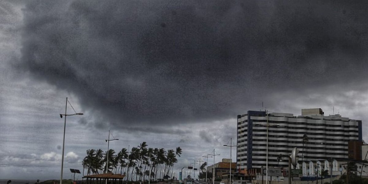 Inmet emite alerta laranja de chuvas para 48 municípios da Bahia