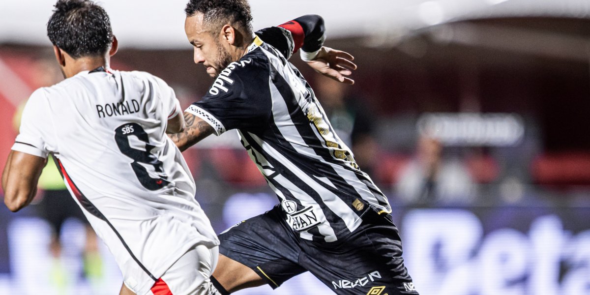 Ronald marcando Neymar em jogo válido pelo primeiro turno do Brasileirão