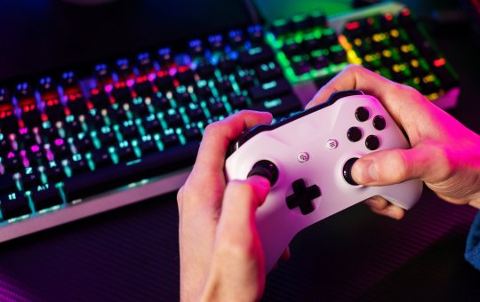 Adolescente é morto após ser atingido por bala perdida enquanto jogava videogame em casa