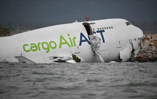 Avião de carga sai da pista e cai no mar em Hong Kong; duas pessoas morrem