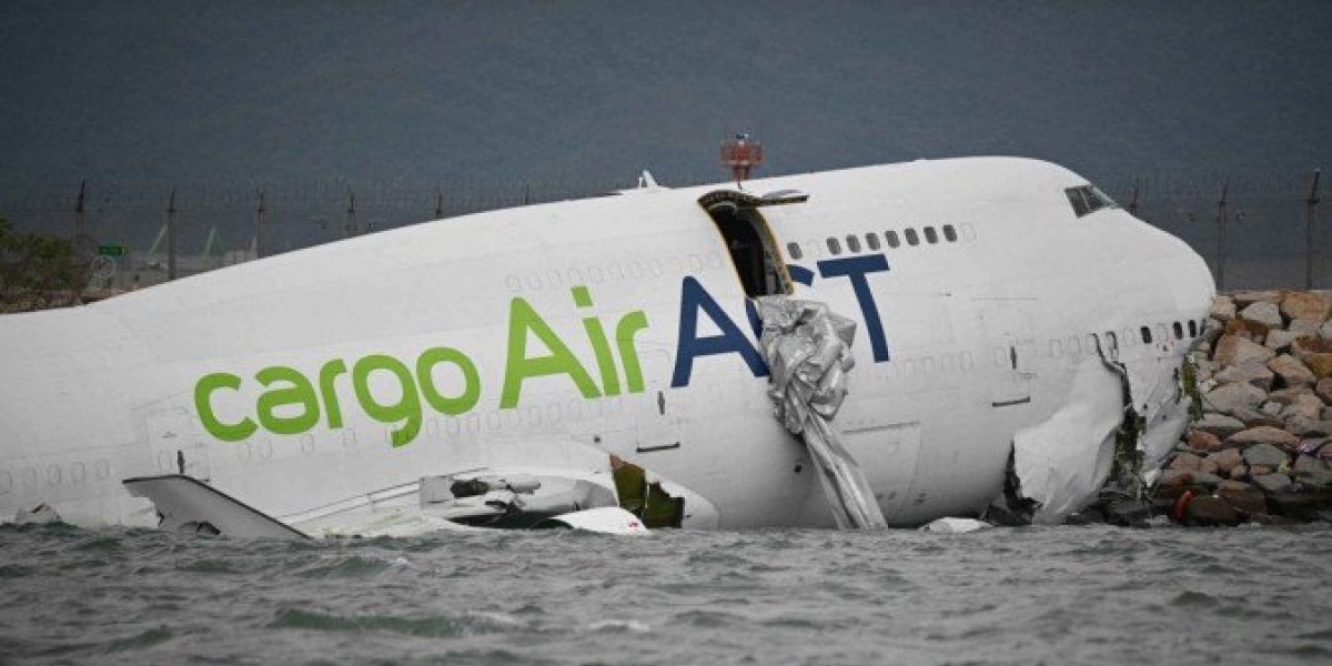 Avião de carga sai da pista e cai no mar em Hong Kong; duas pessoas morrem