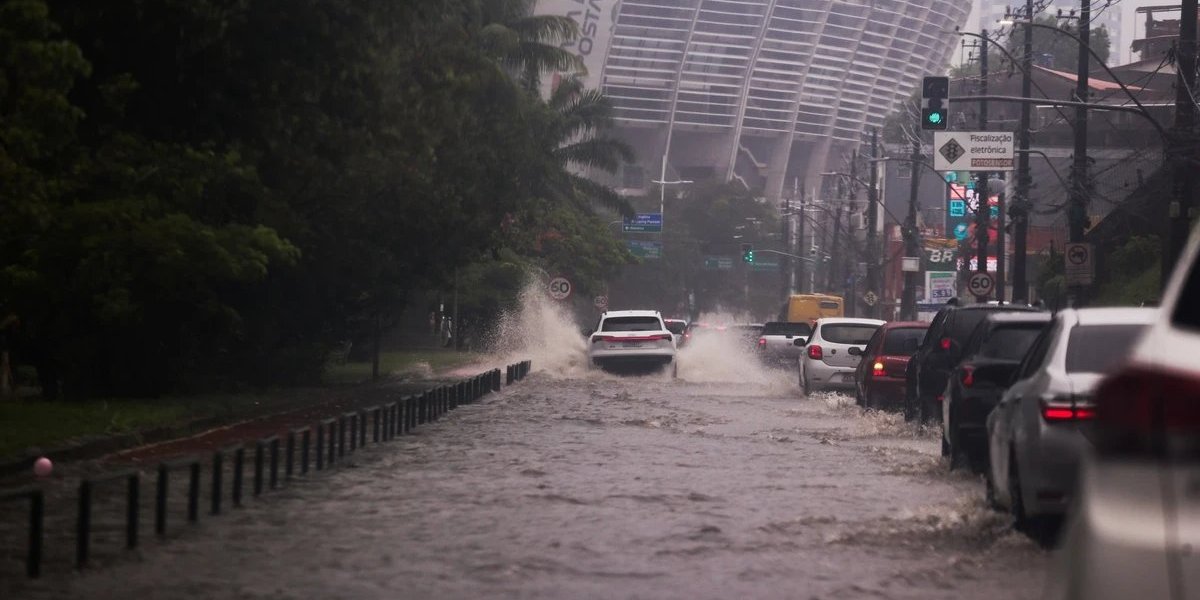 INMET eleva tamanho do perigo para as chuvas em cidades na Bahia e Salvador está na lista
