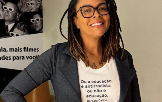 Influenciadora critica uso de Bíblias na escola e gera debate nas redes sociais