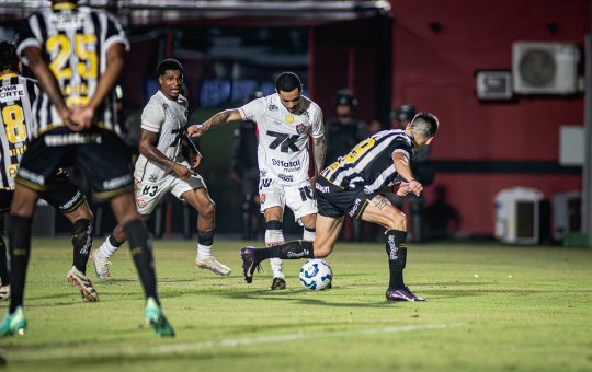 Matheusinho chutando em Vitória x Santos 