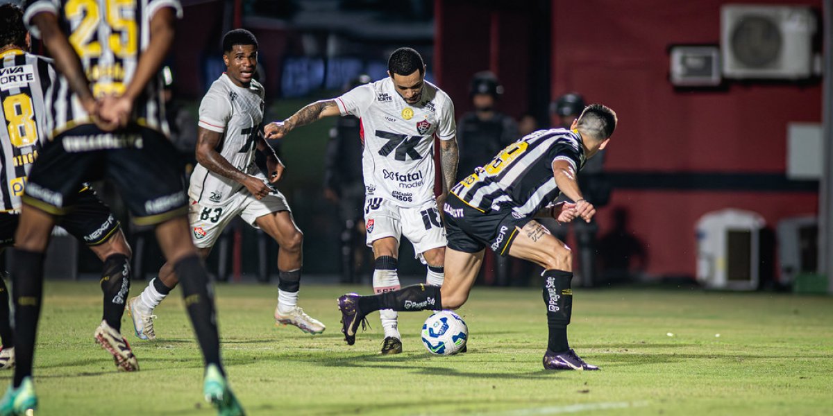 Com tabus a quebrar, Vitória enfrenta Santos fora de casa