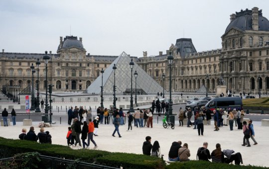 Polícia francesa encontra capacete e luvas usados em roubo ao Museu do Louvre