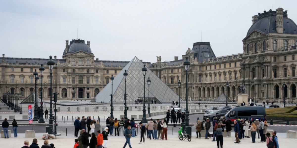 Polícia francesa encontra capacete e luvas usados em roubo ao Museu do Louvre