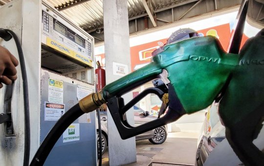 Alívio no bolso: Petrobras anuncia redução de 4,9% no preço da gasolina
