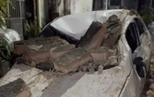 Muro de escola municipal desaba devido às fortes chuvas de Salvador