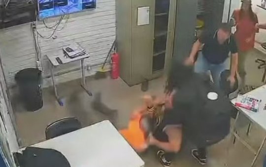 Professor é agredido por pai de aluna após repreensão por uso de celular em sala de aula 