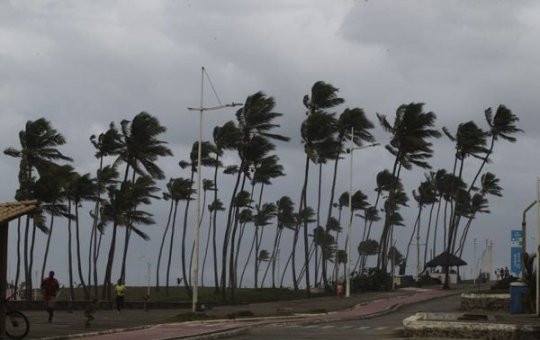 Estrutura de posto flutuante da Petrobras desaba com força do vento em Salvador