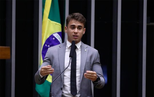 Debochando, Nikolas Ferreira critica o governo Lula: "Compensa ser de esquerda"