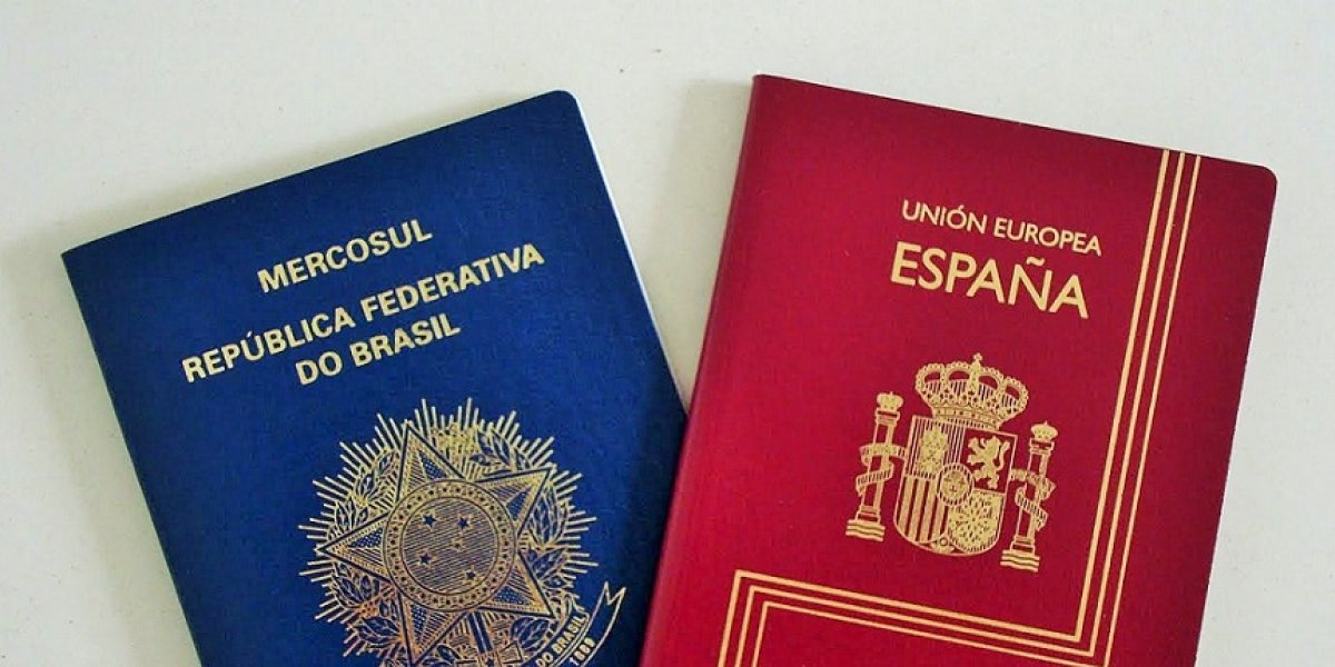 Passaporte brasileiro e passaporte espanhol