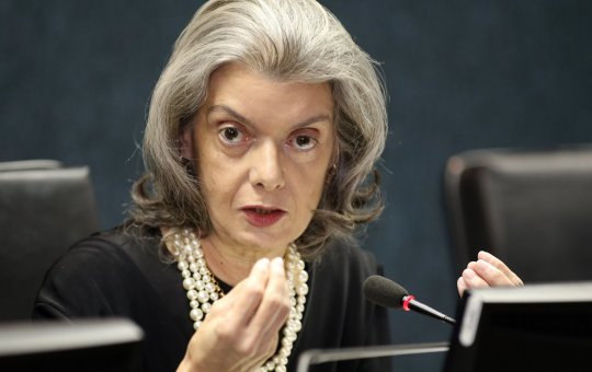 Cármen Lúcia vota a favor e STF forma maioria para condenar núcleo das fake news por trama golpista