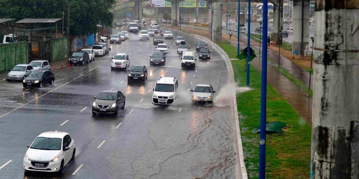 Salvador entra em alerta máximo após fortes chuvas; Defesa Civil reforça risco de deslizamentos