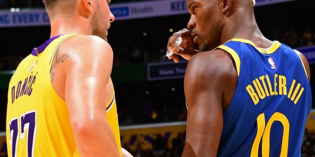 Luka Doncic e Jimmy Butler em partida da NBA