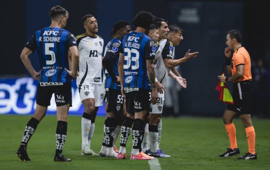 Com pênalti duvidoso e gol no final do jogo, Atlético-MG empata na ida da semifinal da Sul-Americana