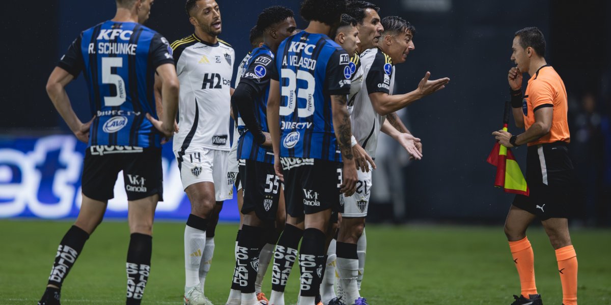 Jogadores do Atlético-MG e do Del Valle discutindo com bandeirinha