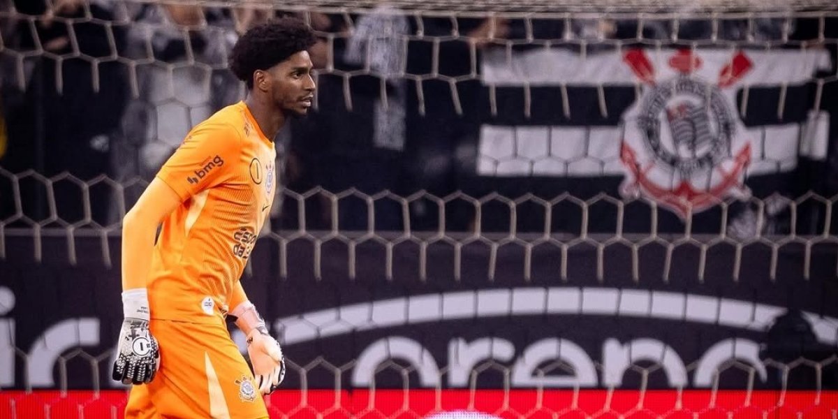 Hugo Souza em partida pelo Corinthians
