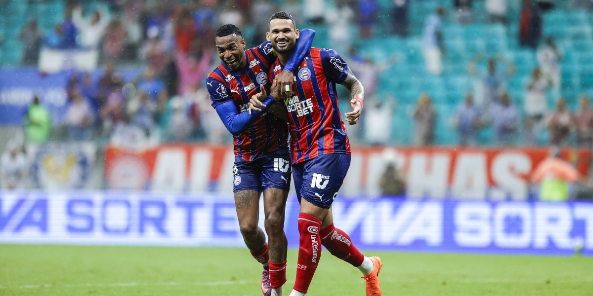 Ao lado de Jean Lucas, Willian José comemora o gol do triunfo do Bahia por 1 a 0 sobre o Internacional