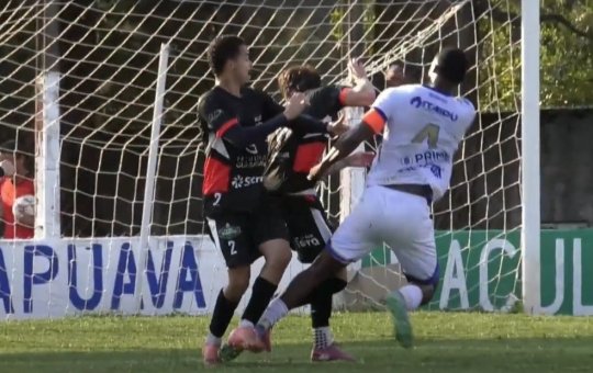 Jogador, vítima de racismo, reage à ofensa e sofre punição maior do que a do agressor