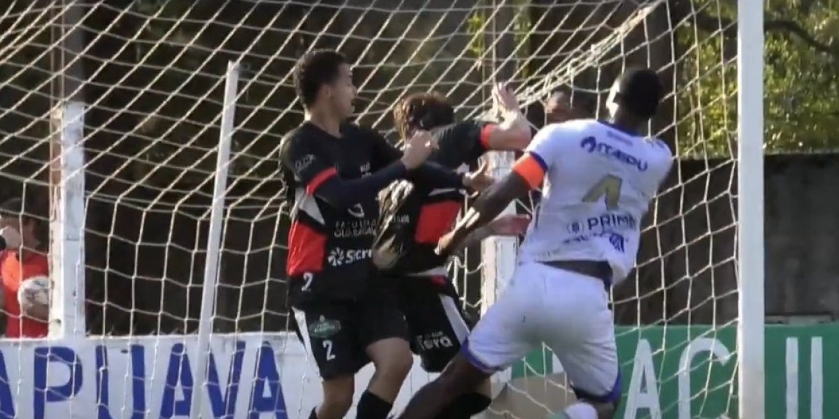 Jogador, vítima de racismo, reage à ofensa e sofre punição maior do que a do agressor