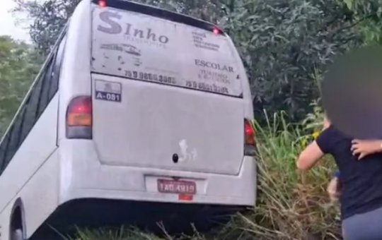 Ônibus que transportava estudantes sai da rodovia e cai em barranco na Bahia