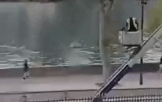 Veja o instante em que criminosos fogem após roubo histórico no Museu do Louvre