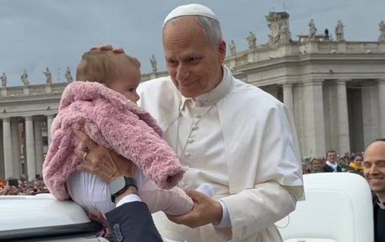 Papa Leão 14 abençoa bebê baiana durante passeio no Vaticano