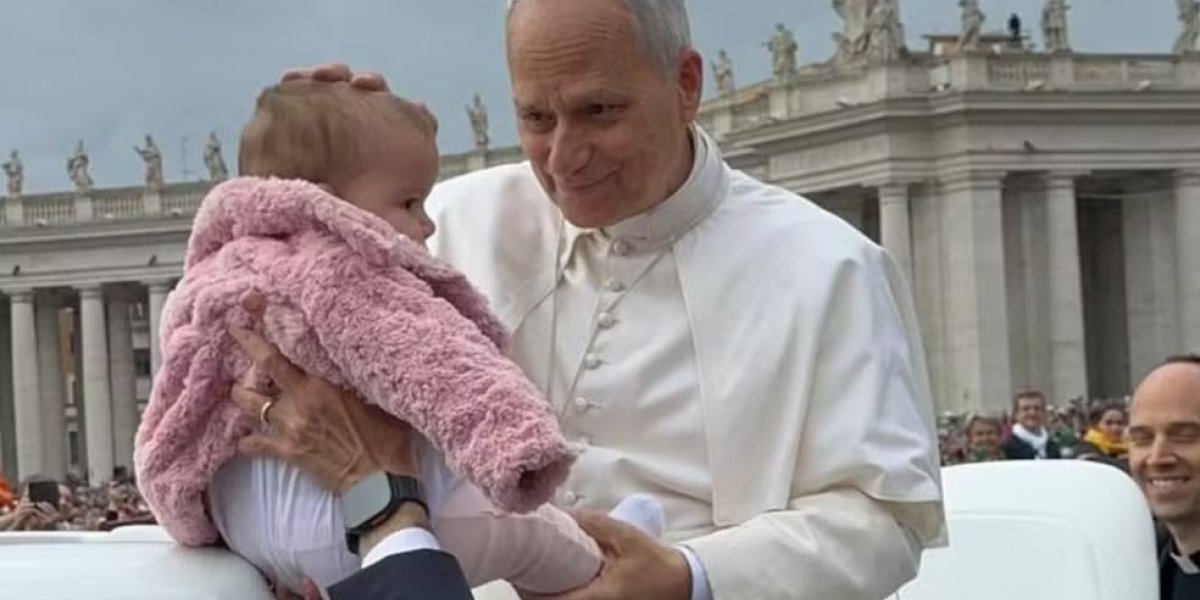 Papa Leão 14 abençoa bebê baiana durante passeio no Vaticano