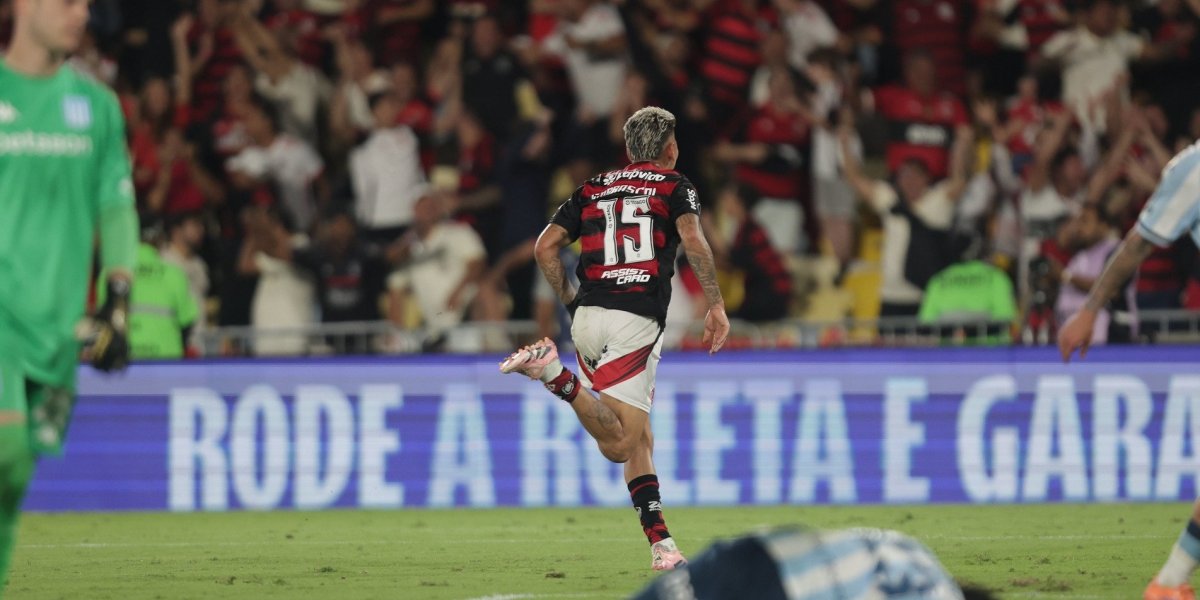 Carrascal comemorando gol pelo Flamengo