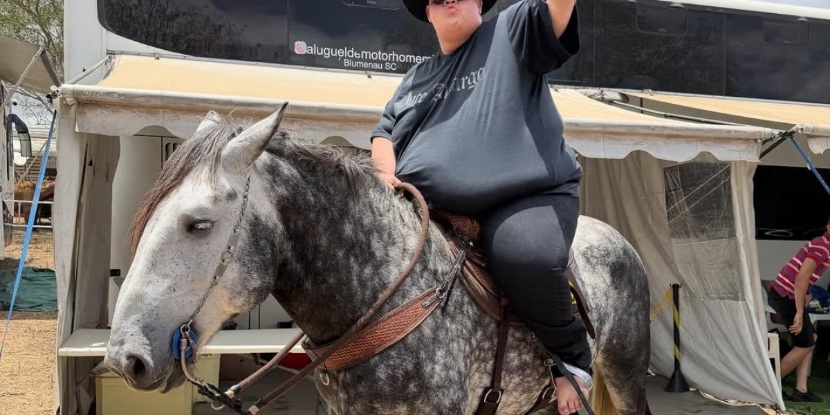 O influenciador Gordão da XJ em cima de um cavalo