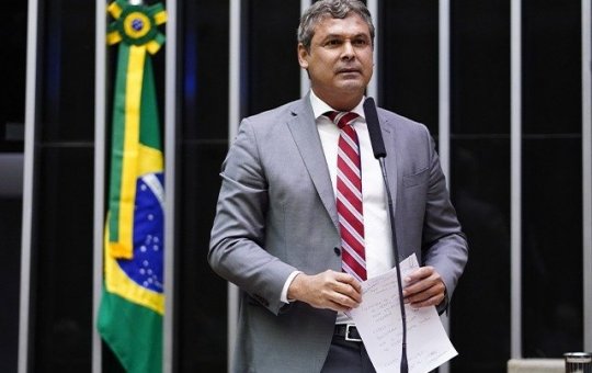 Deputado petista diz que membros da família Bolsonaro são "traidores da pátria"