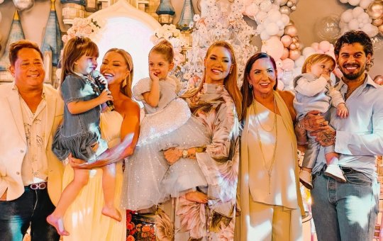 Mesmo atrasado, Zé Felipe chega a tempo para cantar os parabéns de Maria Flor