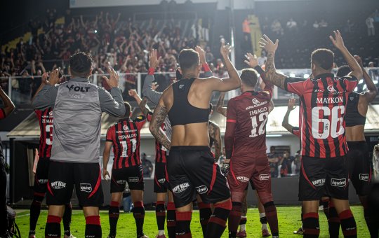 Prestes a enfrentar o Corinthians, Vitória vê risco de queda diminuir quase 40%