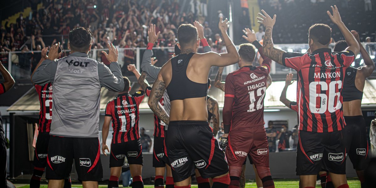 Prestes a enfrentar o Corinthians, Vitória vê risco de queda diminuir quase 40%