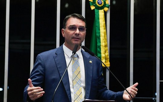 Flávio Bolsonaro critica imprensa e volta a defender bombardeio de navios na Baía de Guanabara