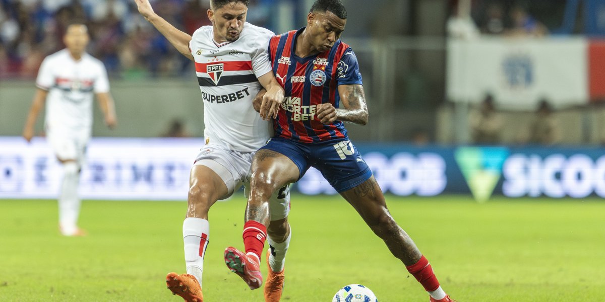 Jean Lucas disputa bola 