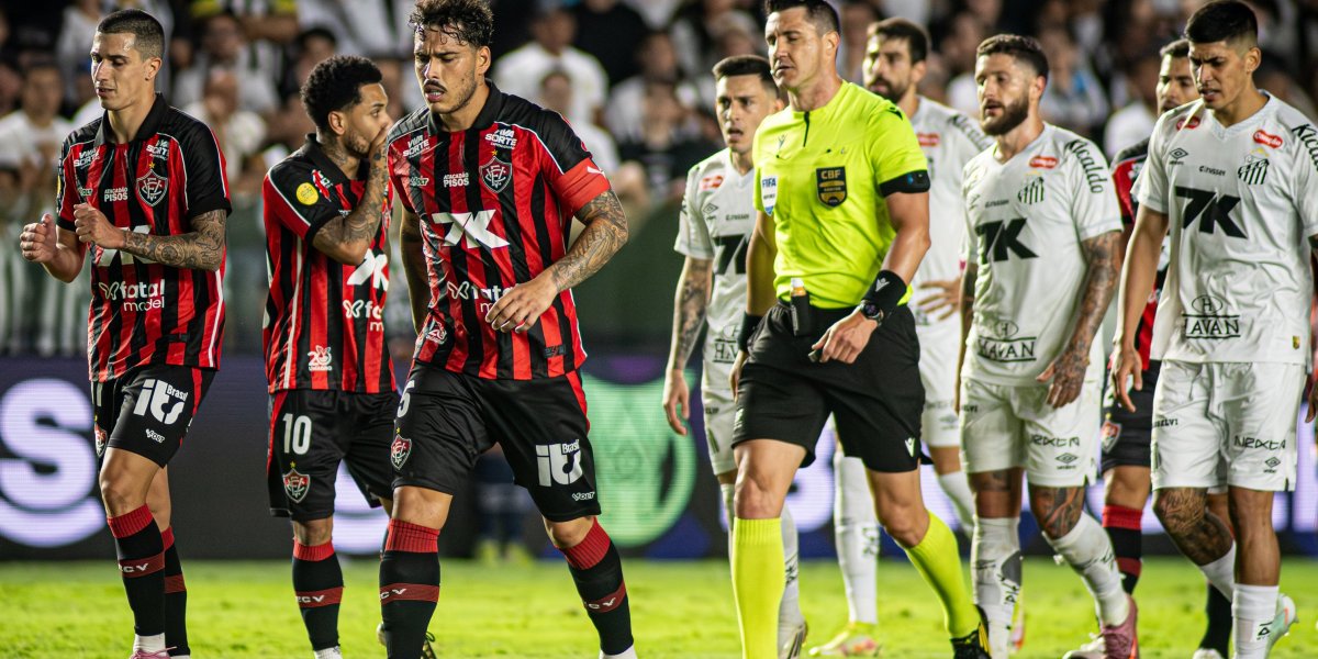 Jogadores de Vitória e Santos estampando o patrocinador master